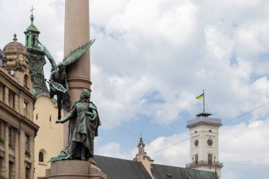 LVIV, UKRAINE - 26 Mayıs 2021. Svobody Bulvarı, şehrin merkezinin eşsiz mimarisi..