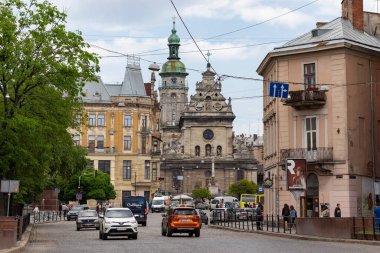 LVIV, UKRAINE - 26 Mayıs 2021. Svobody Bulvarı, şehrin merkezinin eşsiz mimarisi..