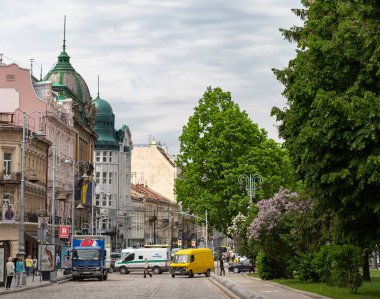 LVIV, UKRAINE - 26 Mayıs 2021. Svobody Bulvarı, şehrin merkezinin eşsiz mimarisi..