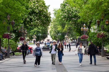 LVIV, UKRAINE - 26 Mayıs 2021. Svobody Bulvarı, şehrin merkezinin eşsiz mimarisi..