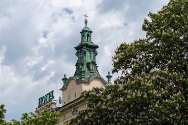 LVIV, UKRAINE - 26 Mayıs 2021. Svobody Bulvarı, şehrin merkezinin eşsiz mimarisi..