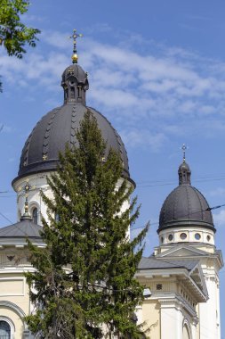 LVIV, UKRAINE - 26 Mayıs 2021. Svobody Bulvarı, şehrin merkezinin eşsiz mimarisi..