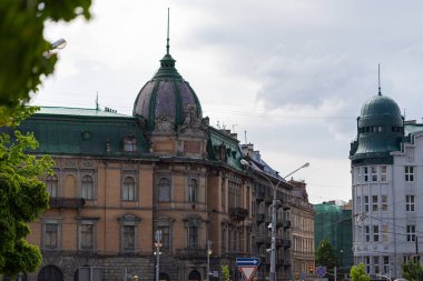 LVIV, UKRAINE - 26 Mayıs 2021. Svobody Bulvarı, şehrin merkezinin eşsiz mimarisi..