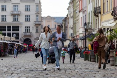 LVIV, UKRAINE - 26 Mayıs 2021. Rynok Meydanı, Belediye Binası, şehrin merkezinin eşsiz mimarisi..