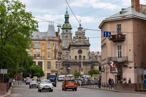 LVIV, UKRAINE - 26 Mayıs 2021. Svobody Bulvarı, şehrin merkezinin eşsiz mimarisi..