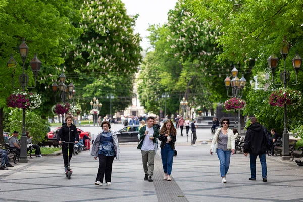 LVIV, UKRAINE - 26 Mayıs 2021. Svobody Bulvarı, şehrin merkezinin eşsiz mimarisi..