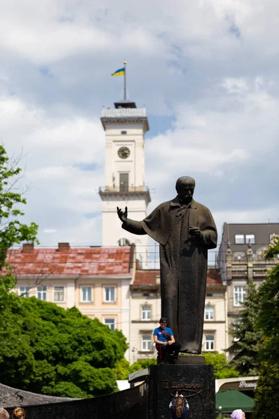 LVIV, UKRAINE - 26 Mayıs 2021. Svobody Bulvarı, şehrin merkezinin eşsiz mimarisi..