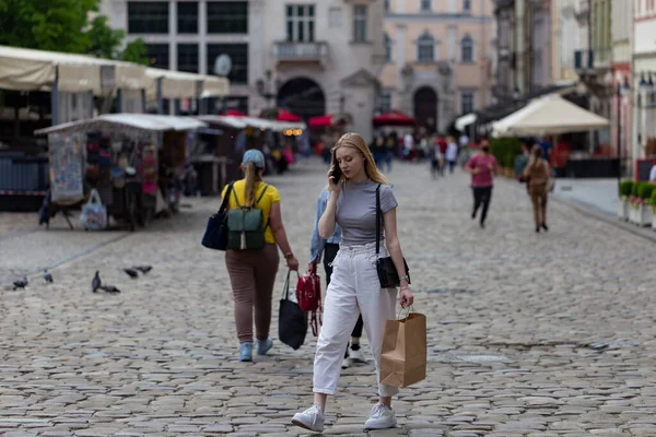 LVIV, UKRAINE - 26 Mayıs 2021. Rynok Meydanı, Belediye Binası, şehrin merkezinin eşsiz mimarisi..