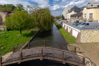 25 Mayıs 2021 Berehove şehri, Transcarpathia, Ukrayna. Beregovo ve Zolotyi Pavlin 'in merkez caddesi restoran binası. Chizay şarap dükkanı ve antik şehir köprüsü.