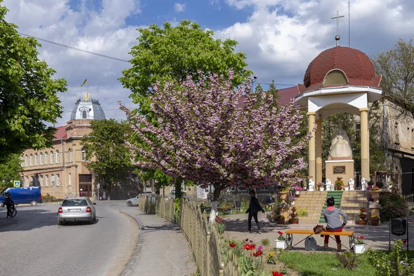 25 Mayıs 2021 Berehove şehri, Transcarpathia, Ukrayna. Ukrayna bayrağı ve arması Ukrayna 'nın Beregovo kentindeki Tomasz Ese Caddesi' ndeki bir evde..