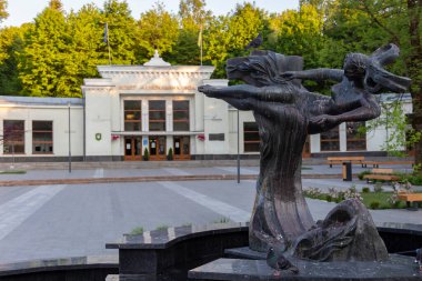 27 Nisan 2021. Truskavets, Ukrayna. Torosevych Bulvarı, şehir parkı, Truskavets 'in maden sularının merkez pompa odası. Truskavets şehrinin manzarası.