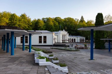 27 Nisan 2021. Truskavets, Ukrayna. Torosevych Bulvarı, şehir parkı, Truskavets 'in maden sularının merkez pompa odası. Truskavets şehrinin manzarası.