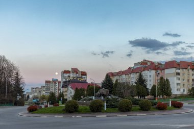 16 Mayıs 2021. Truskavets şehri, Ukrayna. Günbatımının arka planında Kutsal Bakire Bildirgesi Ortodoks Kilisesi. Truskavets şehrinde günbatımı.