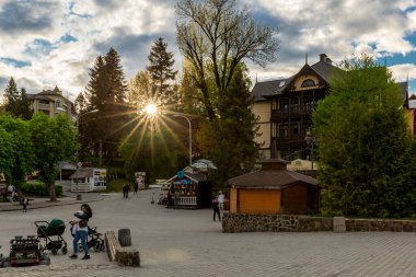 16 Mayıs 2021. Truskavets şehrinde muhteşem bir bahar günbatımı. Ukrayna 'da bir spa merkezi. Truskavets tatil beldesinin merkez kısmının üzerinde güzel güneş ışınları.