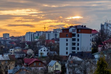 Truskavets şehrinde muhteşem bir bahar günbatımı. Ukrayna 'da bir spa merkezi. Goshivska Dağı 'ndan tüm Lviv bölgesinin Truskavet' lerinin görülebildiği manzara.