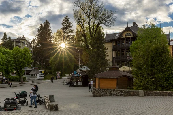 16 Mayıs 2021. Truskavets şehrinde muhteşem bir bahar günbatımı. Ukrayna 'da bir spa merkezi. Truskavets tatil beldesinin merkez kısmının üzerinde güzel güneş ışınları.