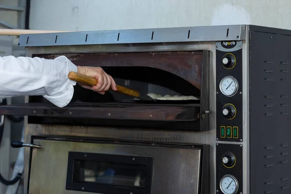 İtalyan orijinal pizza hamuru. Pizza pişirmek için profesyonel elektrikli fırın..