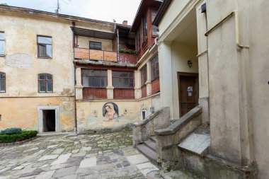 Virmenska Caddesi, Lviv şehrinin mimarisi. Kutsal Bakire Meryem 'in Varsayımının Ermeni Katedrali, UNESCO' nun bir dünyası olan Lviv 'de ulusal öneme sahip bir mimari anıttır.