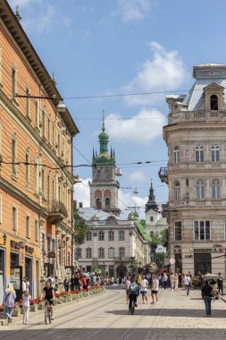 22 Temmuz 2021 Lviv şehri Ukrayna. Kornyakta Kulesi 'ne bakan Katedral Meydanı ve Yer Değiştirilmiş Karmelitler Kilisesi ve Manastırı