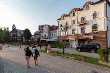 25 Temmuz 2021 Truskavets, Ukrayna mimarisi. Truskavets Taras Shevchenko Caddesi 'nde gün batımı.