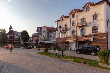 25 Temmuz 2021 Truskavets, Ukrayna mimarisi. Truskavets Taras Shevchenko Caddesi 'nde gün batımı.