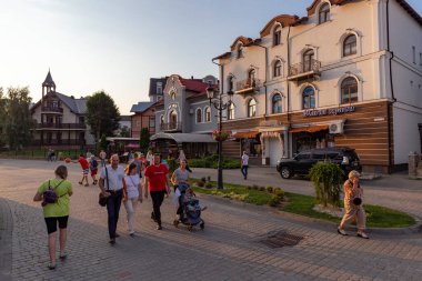 25 Temmuz 2021 Truskavets, Ukrayna mimarisi. Truskavets Taras Shevchenko Caddesi 'nde gün batımı.