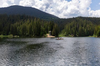 Ukrayna Karpatları 'ndaki Synevyr Gölü. Karpatlar 'daki güzel dağ gölü, Peyzaj Sinevir.