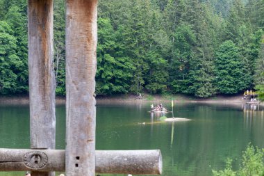 Ukrayna Karpatları 'ndaki Synevyr Gölü. Karpatlar 'daki güzel dağ gölü, Peyzaj Sinevir.