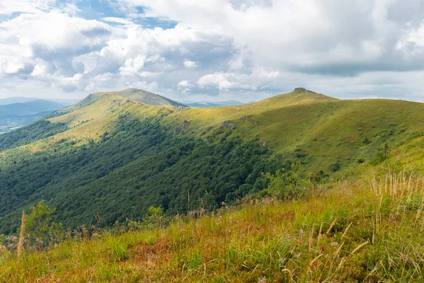 Verkhovyna Watershed Range Pikui Mountain Karpaten Met Grazige Hellingen Rotsen — Stockfoto