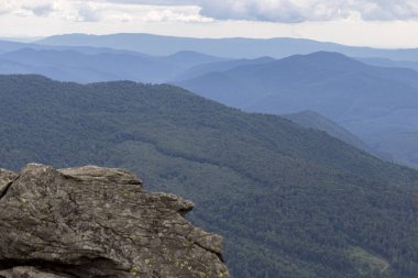 Verkhovyna Watershed Range, Pikui Dağı. Pikuy Dağı 'nda çimenli yamaçları ve kayaları olan Karpat dağları. Yazın güzel dağ manzarası. Dağ yaz manzarası. fotoğraf duvar kağıdı.