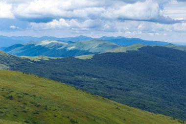 Verkhovyna Watershed Range, Pikui Dağı. Pikuy Dağı 'nda çimenli yamaçları ve kayaları olan Karpat dağları. Yazın güzel dağ manzarası. Dağ yaz manzarası. fotoğraf duvar kağıdı.