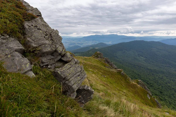 Verkhovyna Watershed Range Pikui Mountain Karpaten Met Grazige Hellingen Rotsen — Stockfoto