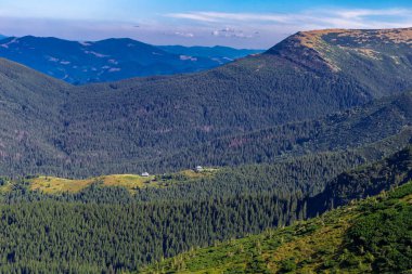 Ukrayna Karpatları 'nın Hoverla Dağı' nın (2061 m) en yüksek zirvesinden manzara. İnanılmaz doğa manzarası. Popüler turist eğlencesi. En ünlü seyahat yerleri. 