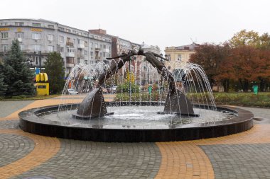 Kharkiv şehri, Ukrayna - 20 Ekim 2025: Mimarlar Meydanı 'ndaki Aşıklar Çeşmesi.