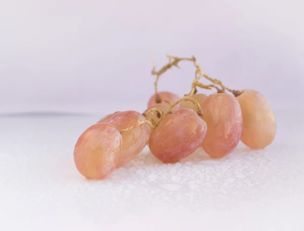 Trauben mit Wassertropfen — Stockfoto