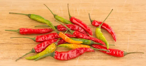 Kırmızı ve yeşil acı biber 