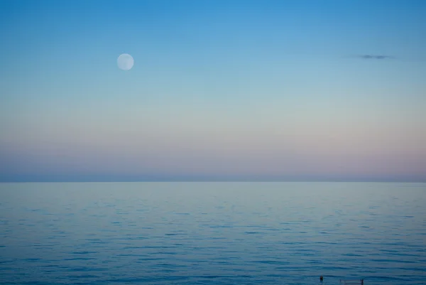 Abendhimmel und Meer Stockbild