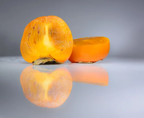 Zwei halbe Persimmons — Stockfoto