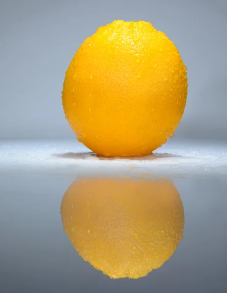 Апельсин з краплями води — стокове фото