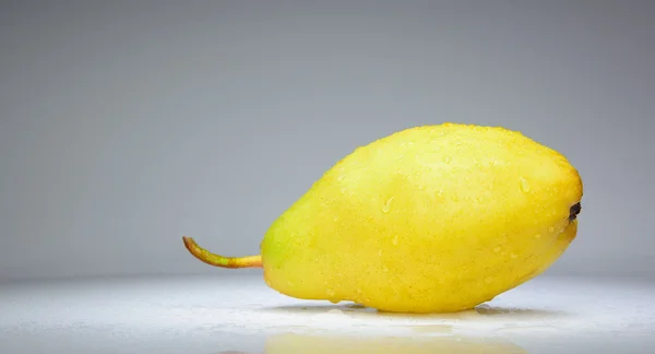 Birne mit Wassertropfen — Stockfoto