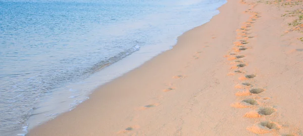 Kumsalda ayak izleri. 