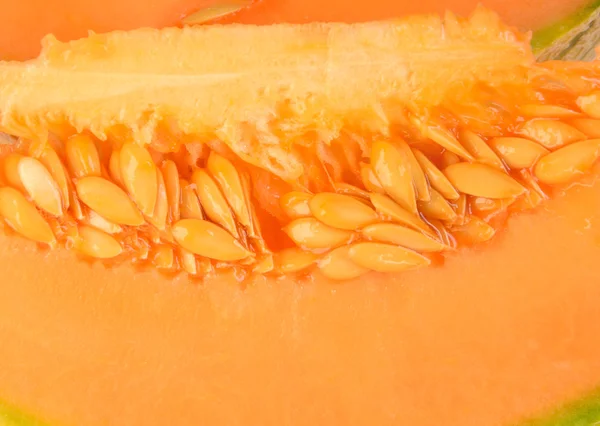 Семена на кусочке дыни — стоковое фото