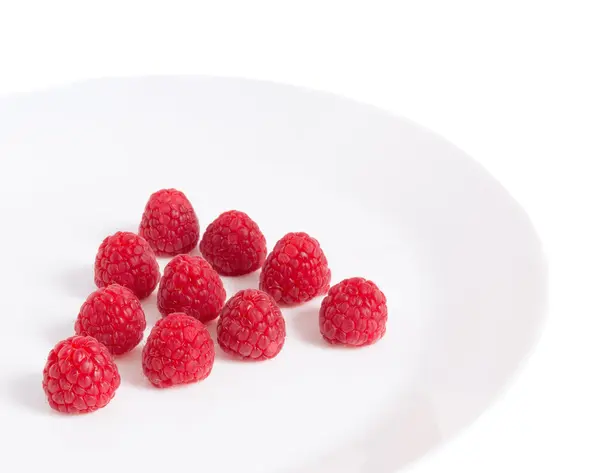 Ягоды малины на тарелке — стоковое фото
