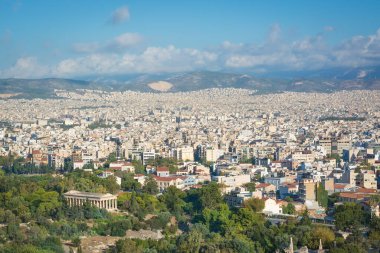 Güneşli bir günde Atina ve Hephaestus Tapınağı 'nın yatay görüntüsü