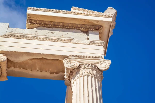 Entablatura Parte Columna Del Orden Jónico Contra Cielo Azul — Foto de Stock