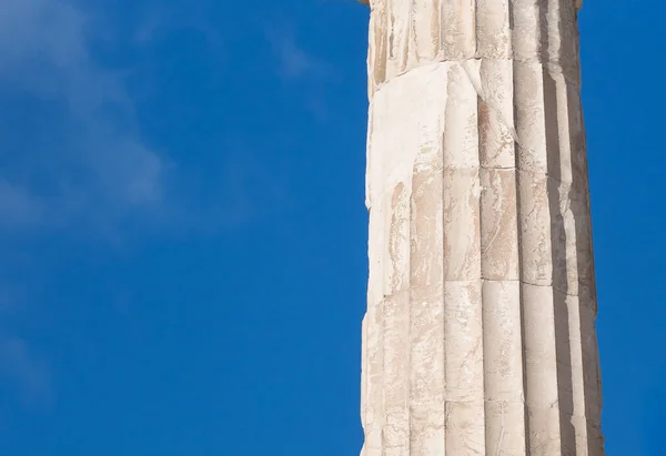 Fundo Com Céu Azul Parte Uma Coluna Mármore Grego Com — Fotografia de Stock