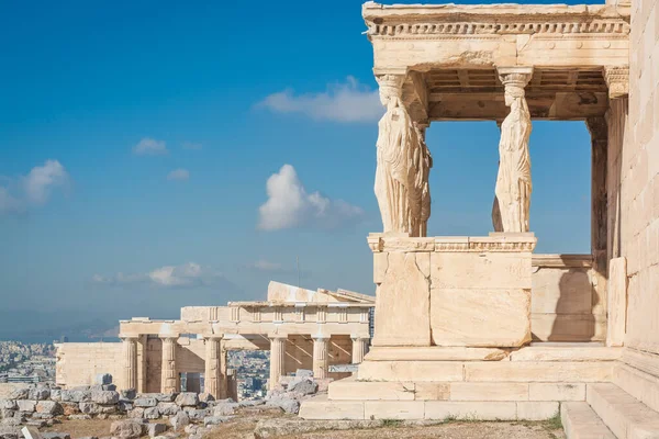 Erechthion Süvarilerinin verandasındaki Atinalı Akropolis manzarası mavi gökyüzünün arka planında