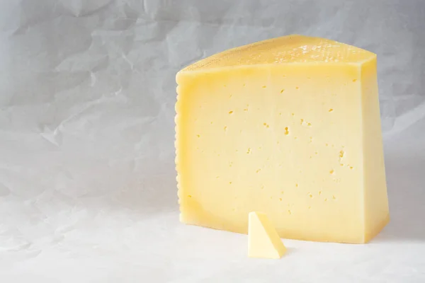 Stück Käse Kreis Und Smoll Scheibe Butter Auf Grauem Hintergrund Stockbild