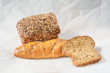 Ayçiçekli küçük ekmek ve arka planda susam tohumları