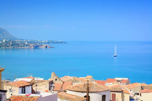 Vue Sur Mer Toits Carrelés Voilier Distancevue Sur Mer Toits — Photo